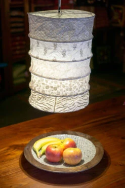 Runde Papier Hängelampe, Lokta Papierlampenschirm Everest, Handgeschöpftes Papier - Beige - 40x28x28 Cm 7 Runde Papier Hängelampe, Lokta Papierlampenschirm Everest, Handgeschöpftes Papier - Beige - 40x28x28 Cm -Laden Für Heimbeleuchtung 18766