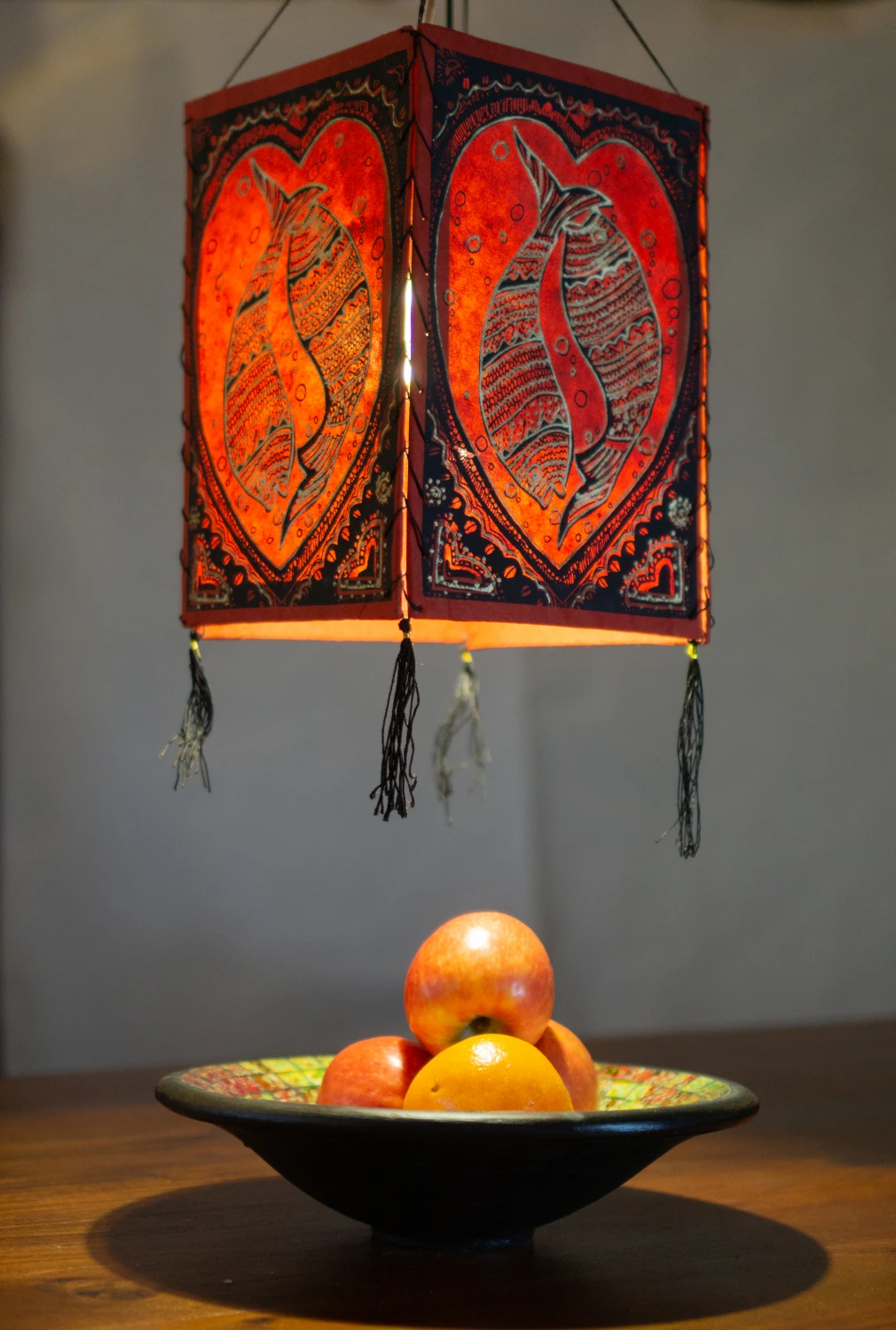 Lokta Papier Hänge Lampenschirm, Deckenleuchte Aus Handgeschöpftem Papier - Lucky Fish Rot - 28x18x18 Cm 5 Lokta Papier Hänge Lampenschirm, Deckenleuchte Aus Handgeschöpftem Papier - Lucky Fish Rot - 28x18x18 Cm – Bild 3