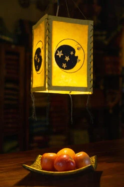 Lokta Papier Hänge Lampenschirm, Deckenleuchte Aus Handgeschöpftem Papier - Mond Gelb - 28x18x18 Cm 8 Lokta Papier Hänge Lampenschirm, Deckenleuchte Aus Handgeschöpftem Papier - Mond Gelb - 28x18x18 Cm -Laden Für Heimbeleuchtung 2 21 37823