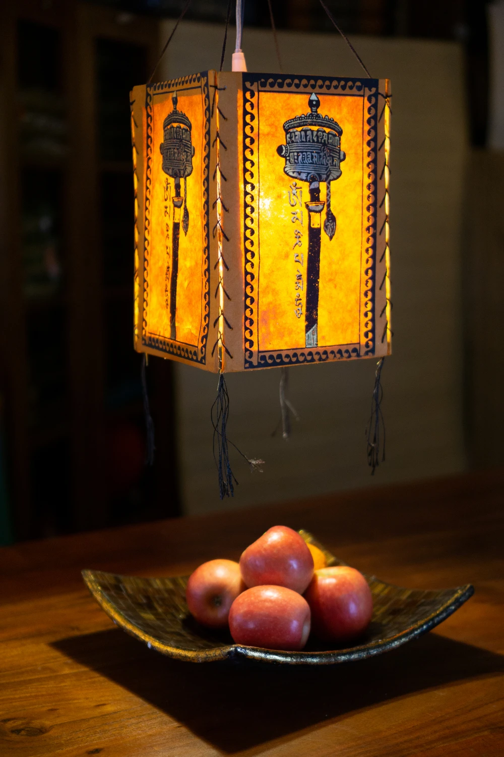 Lokta Papier Hänge Lampenschirm, Deckenleuchte Aus Handgeschöpftem Papier, Gebetsmühle - Gelb - 28x18x18 Cm 5 Lokta Papier Hänge Lampenschirm, Deckenleuchte Aus Handgeschöpftem Papier, Gebetsmühle - Gelb - 28x18x18 Cm – Bild 3