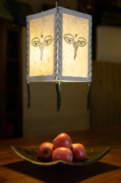 Lokta Papier Hänge Lampenschirm, Deckenleuchte Aus Handgeschöpftem Papier - Buddhas Augen Weiß - 28x18x18 Cm 8 Lokta Papier Hänge Lampenschirm, Deckenleuchte Aus Handgeschöpftem Papier - Buddhas Augen Weiß - 28x18x18 Cm -Laden Für Heimbeleuchtung 2 21 38190 lampe