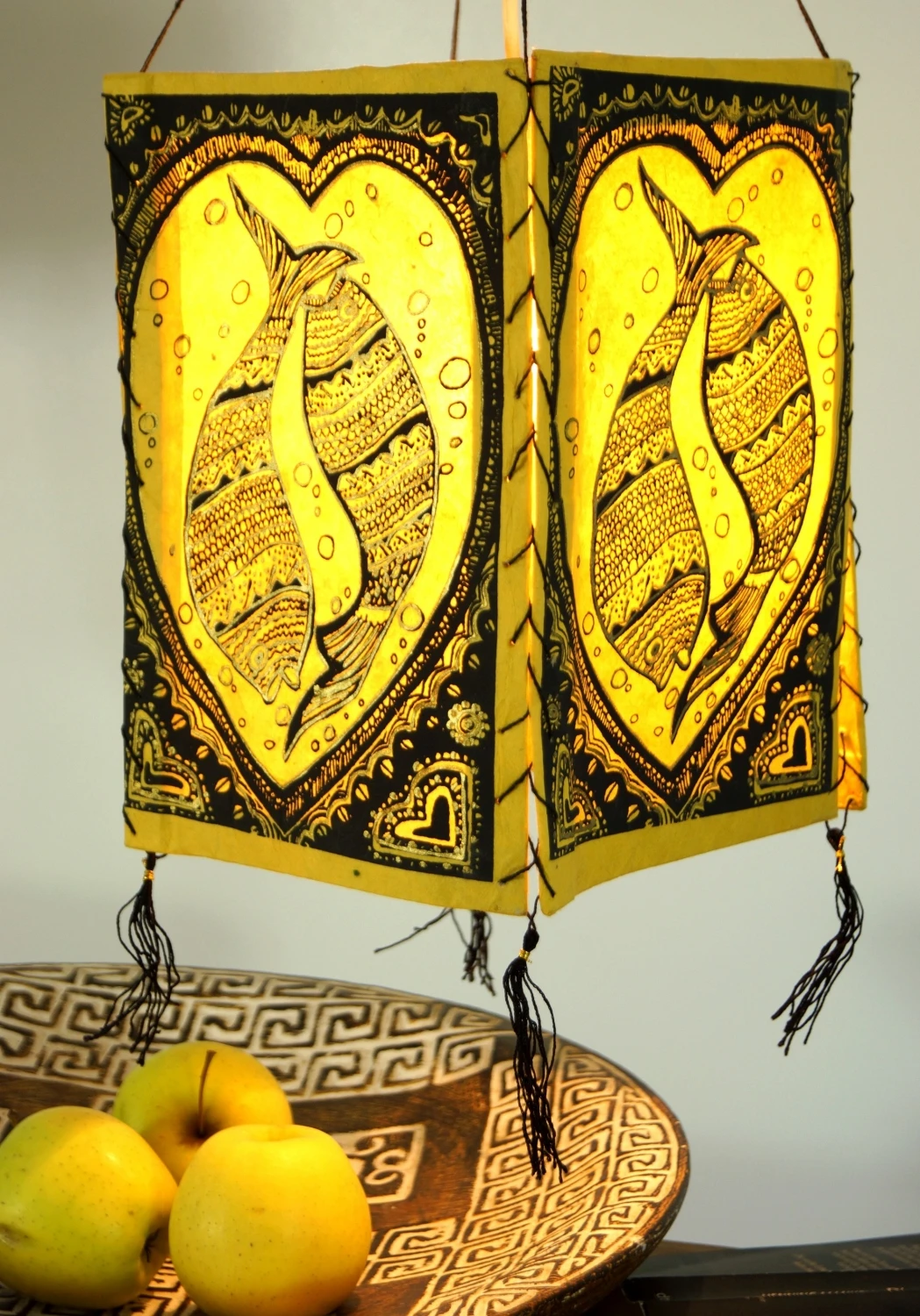 Lokta Papier Hänge Lampenschirm, Deckenleuchte Aus Handgeschöpftem Papier - Lucky Fish Gelb - 28x18x18 Cm 4 Lokta Papier Hänge Lampenschirm, Deckenleuchte Aus Handgeschöpftem Papier - Lucky Fish Gelb - 28x18x18 Cm – Bild 2