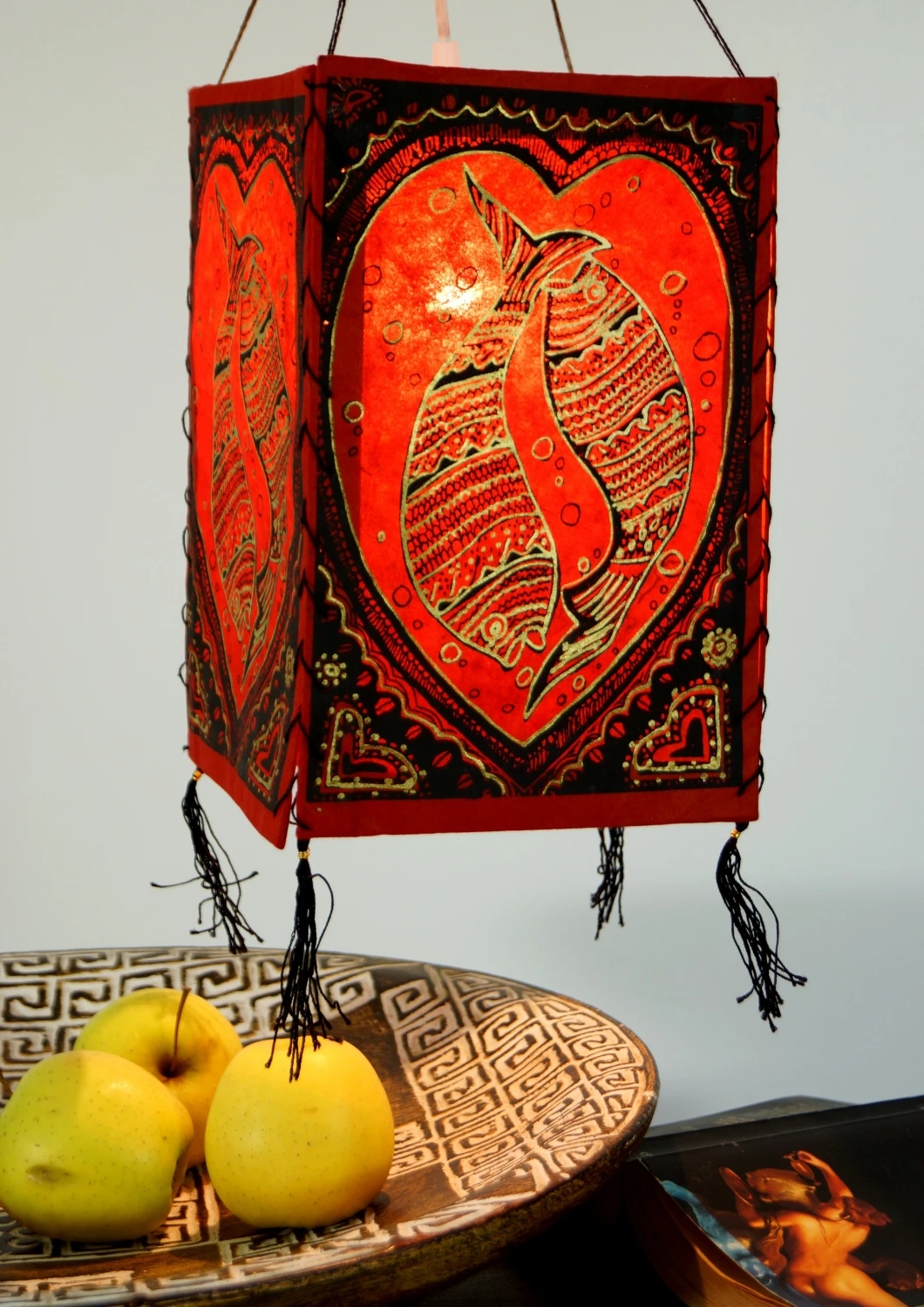 Lokta Papier Hänge Lampenschirm, Deckenleuchte Aus Handgeschöpftem Papier - Lucky Fish Rot - 28x18x18 Cm 4 Lokta Papier Hänge Lampenschirm, Deckenleuchte Aus Handgeschöpftem Papier - Lucky Fish Rot - 28x18x18 Cm – Bild 2