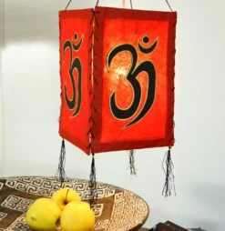 Lokta Papier Hänge Lampenschirm, Deckenleuchte Aus Handgeschöpftem Papier - Om Rot - 28x18x18 Cm 6 Lokta Papier Hänge Lampenschirm, Deckenleuchte Aus Handgeschöpftem Papier - Om Rot - 28x18x18 Cm -Laden Für Heimbeleuchtung 3 18dsc09527