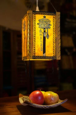 Lokta Papier Hänge Lampenschirm, Deckenleuchte Aus Handgeschöpftem Papier, Gebetsmühle - Orange - 28x18x18 Cm 8 Lokta Papier Hänge Lampenschirm, Deckenleuchte Aus Handgeschöpftem Papier, Gebetsmühle - Orange - 28x18x18 Cm -Laden Für Heimbeleuchtung 37850