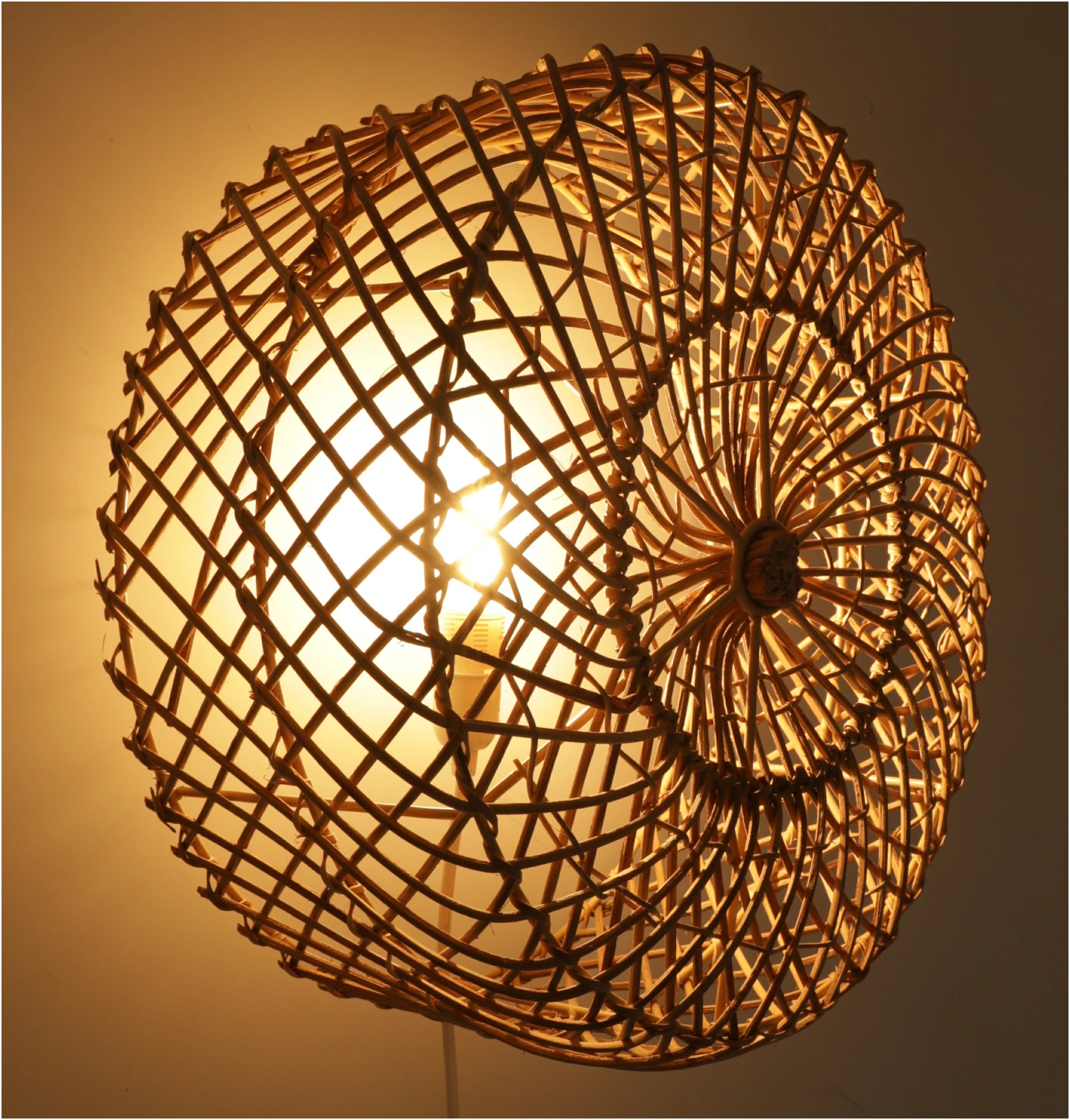 Wandlampe / Wandleuchte, In Bali Handgefertigt Aus Naturmaterial, Rattan - Modell Maumere Braun - 35x35x14 Cm 5 Wandlampe / Wandleuchte, In Bali Handgefertigt Aus Naturmaterial, Rattan - Modell Maumere Braun - 35x35x14 Cm – Bild 3