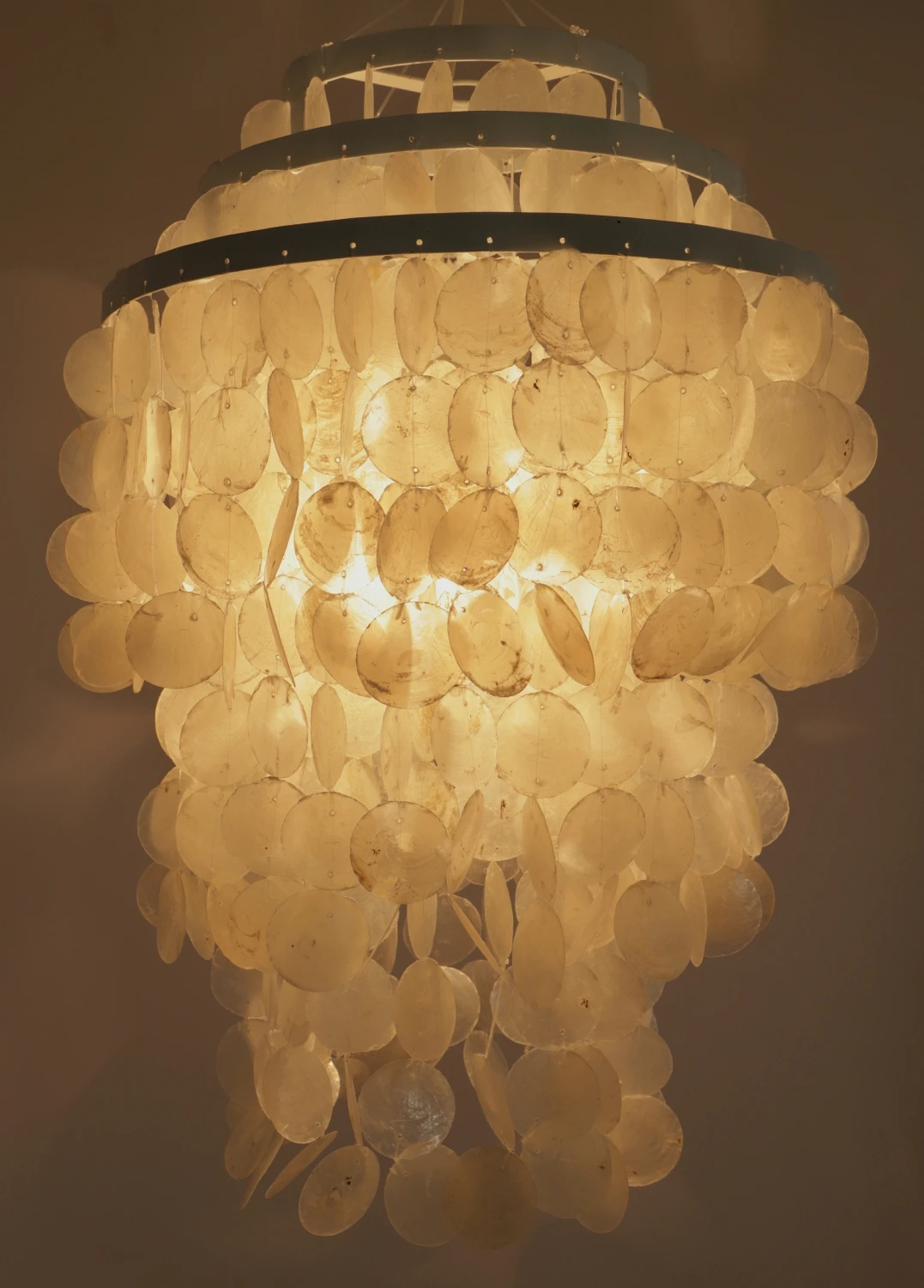 Deckenlampe / Deckenleuchte, Muschelleuchte Aus Hunderten Capiz, Perlmutt Plättchen - Modell Sangria - 60x40x40 Cm 4 Deckenlampe / Deckenleuchte, Muschelleuchte Aus Hunderten Capiz, Perlmutt Plättchen - Modell Sangria - 60x40x40 Cm – Bild 2