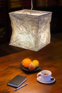 Quadratische Papier Hängelampe, Papierlampenschirm Annapurna, Handgeschöpftes Papier - Weiß/Muster - 25x24x24 Cm 8 Quadratische Papier Hängelampe, Papierlampenschirm Annapurna, Handgeschöpftes Papier - Weiß/Muster - 25x24x24 Cm -Laden Für Heimbeleuchtung lampe 18774