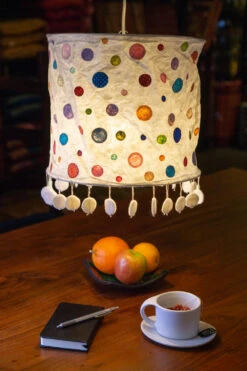 Runde Papier Hängelampe, Papierlampenschirm Annapurna, Handgeschöpftes Papier - Weiß/bunt/Pünktchen - 28x28x28 Cm Ø28 Cm -Laden Für Heimbeleuchtung lampe 23316