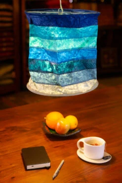 Runde Papier Hängelampe, Lokta Papierlampenschirm Annapurna Stripes, Handgeschöpftes Papier - Blau Gestreift - 30x28x28 Cm Ø28 Cm -Laden Für Heimbeleuchtung lampe 33278