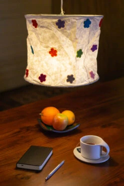 Runde Papier Hängelampe, Lokta Papierlampenschirm Annapurna, Handgeschöpftes Papier - Weiß/bunt Blümchen - 24x28x28 Cm Ø28 Cm -Laden Für Heimbeleuchtung lampe 35015