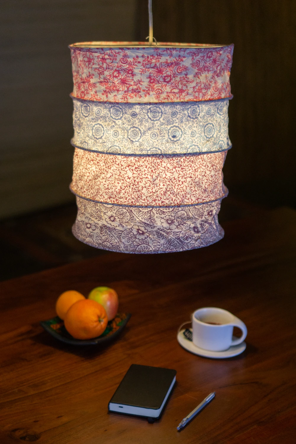 Runde Boho Papier Hängelampe, Lokta Papierlampenschirm Kailash, Handgeschöpftes Papier - Pink/lila - 35x28x28 Cm 5 Runde Boho Papier Hängelampe, Lokta Papierlampenschirm Kailash, Handgeschöpftes Papier - Pink/lila - 35x28x28 Cm – Bild 3