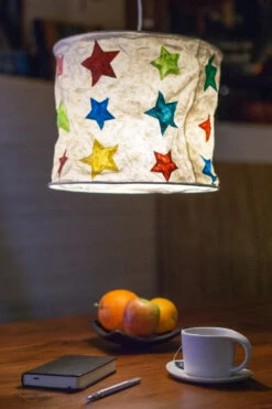 Runde Papier Hängelampe, Lokta Papierlampenschirm Annapurna, Handgeschöpftes Papier - Weiß/bunte Sterne - 25x28x28 Cm Ø28 Cm -Laden Für Heimbeleuchtung lampe b 33281