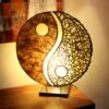Tischlampe / Tischleuchte Yin &amp; Yang, In Bali Handgemacht Aus Naturmaterial, Sisal, Rattan - 50x45x18 Cm -Laden Für Heimbeleuchtung tischlampe tischleuchte ying yang bali handgemacht naturmaterial sisal rattan 13136