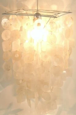 Deckenlampe / Deckenleuchte, Muschelleuchte Aus Hunderten Capiz, Perlmutt Plättchen - Modell Seventy Weiß - 45x30x20 Cm