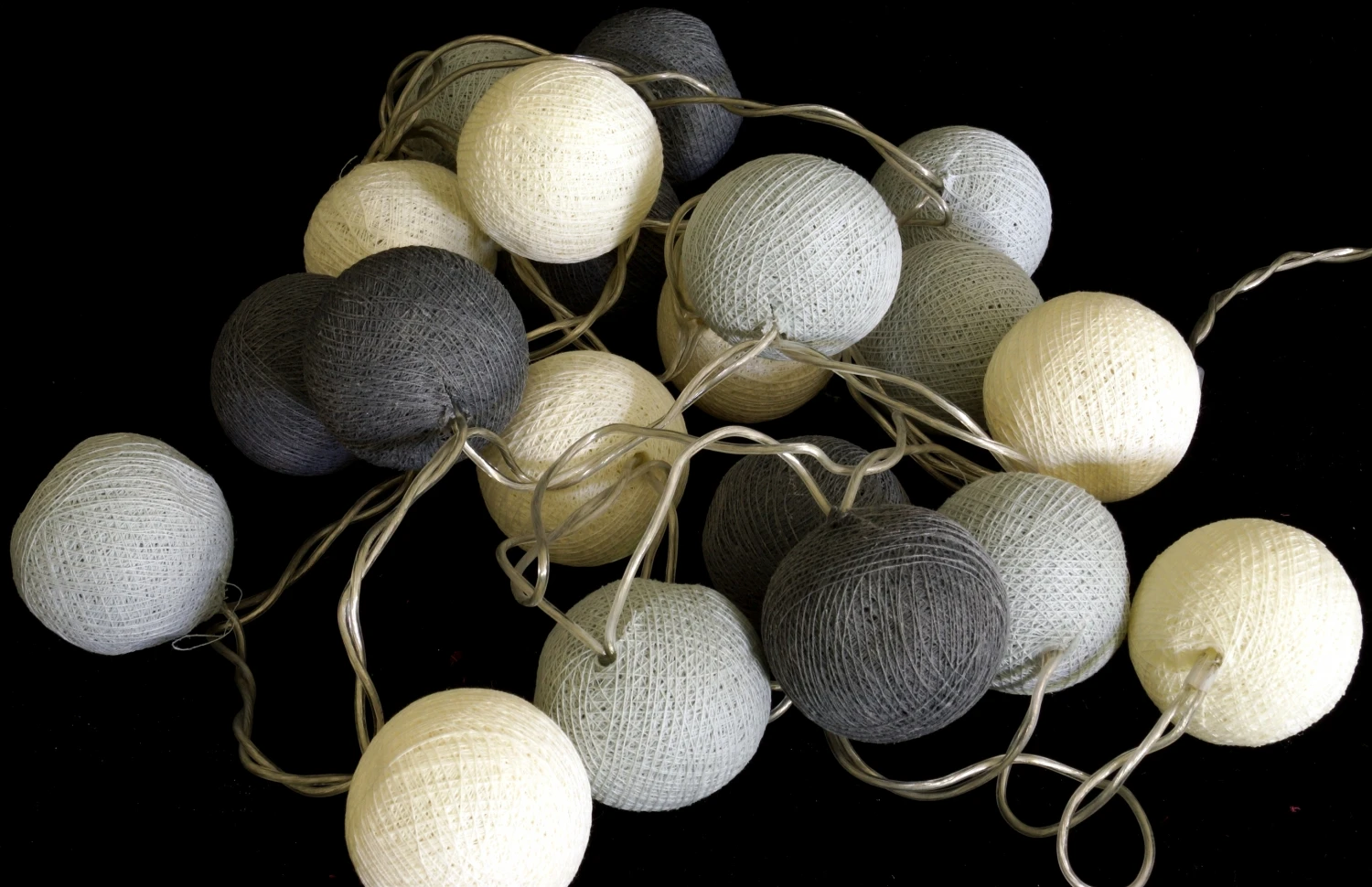 Stoff Ball Lichterkette, LED Kugel Lampion Lichterkette - Antrazit/grau 4 Stoff Ball Lichterkette, LED Kugel Lampion Lichterkette - Antrazit/grau – Bild 2