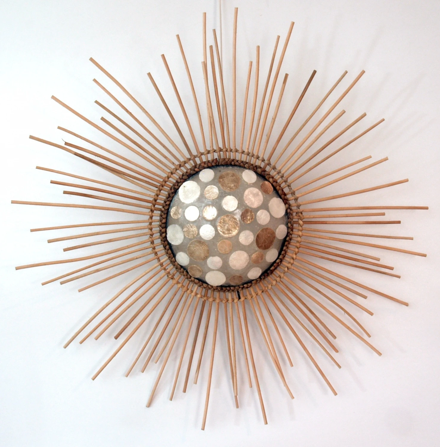 Wandlampe / Wandleuchte, In Bali Handgefertigt Aus Naturmaterial, Rattan, Capiz / Perlmutt - Modell Lakkadiva - 75x75x15 Cm 4 Wandlampe / Wandleuchte, In Bali Handgefertigt Aus Naturmaterial, Rattan, Capiz / Perlmutt - Modell Lakkadiva - 75x75x15 Cm – Bild 2