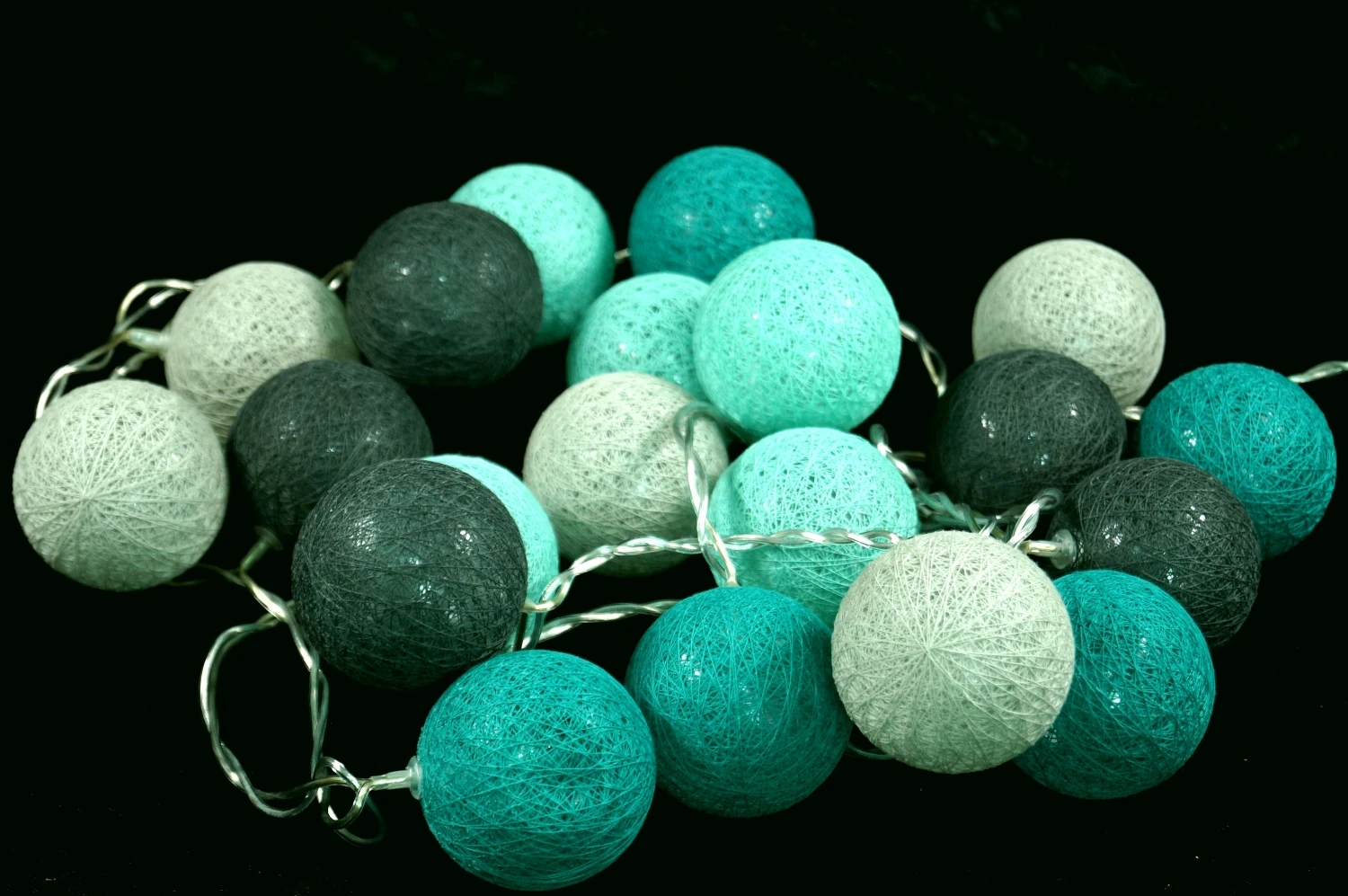 Stoff Ball Batterielichterkette 3xAA, LED Kugel Lichterkette - Türkis/grau 4 Stoff Ball Batterielichterkette 3xAA, LED Kugel Lichterkette - Türkis/grau – Bild 2